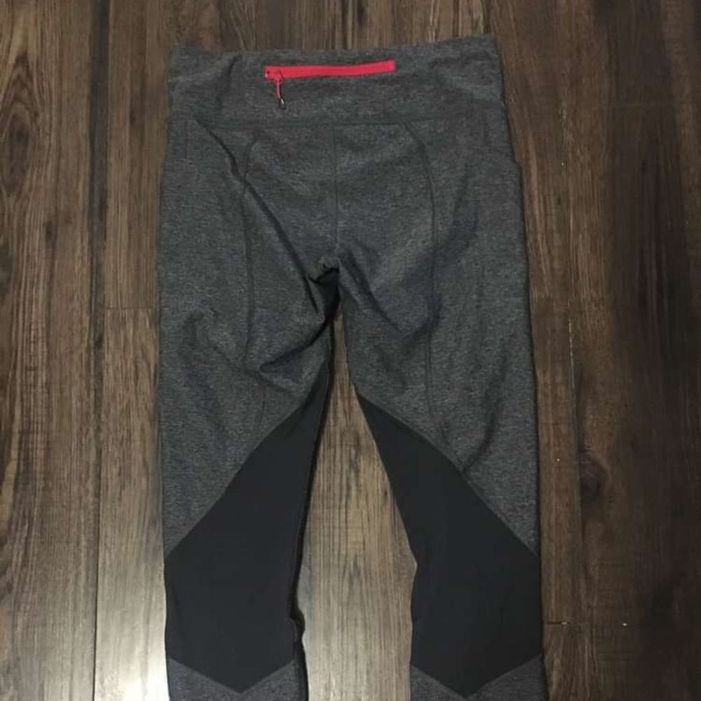 Older style lululemon crop legging with back zipper